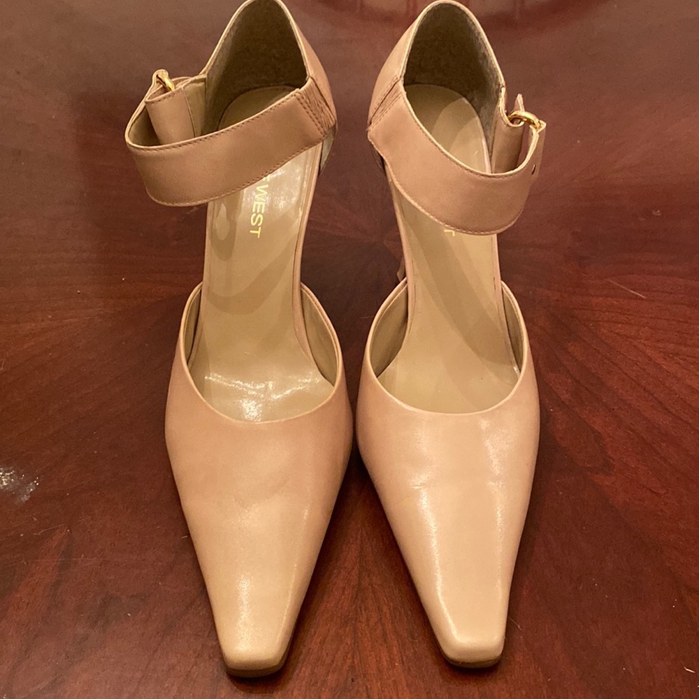 🦊 Nine West buckle wrap heel.